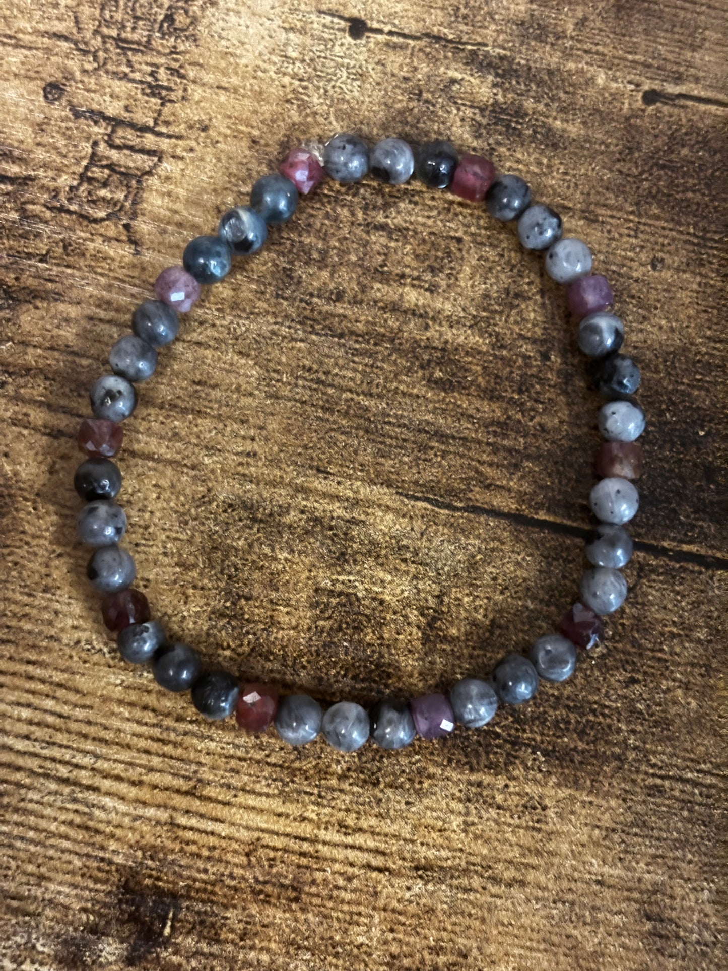 π₯ Soul Ignition β One-of-a-Kind Red Spinel & Labradorite Chakra Bracelet (4mm Beads)
Customize with Zodiac, Feather, or Moon Charm